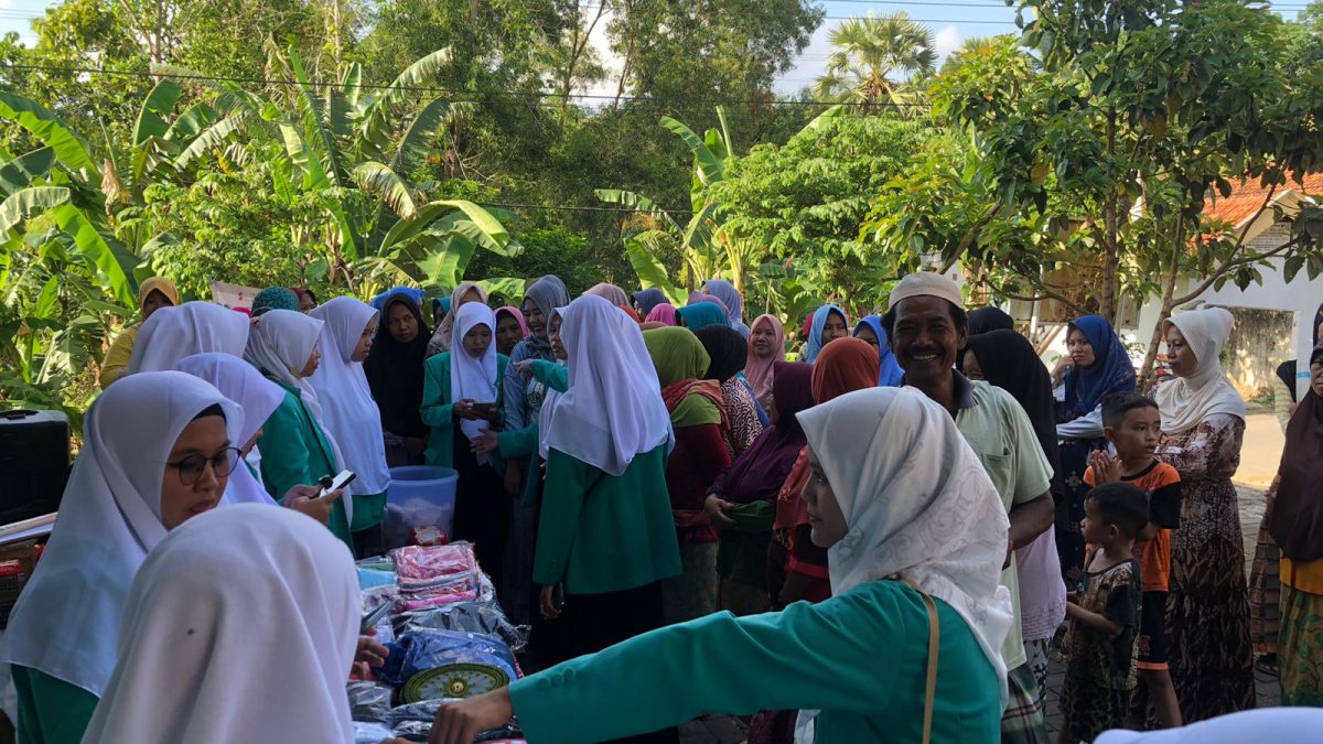 Pasar Shadaqoh Fatayat NU Bangkes Banjir Antusias Warga